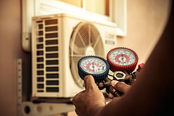 Professional Hvac technician working in Des Moines, IA